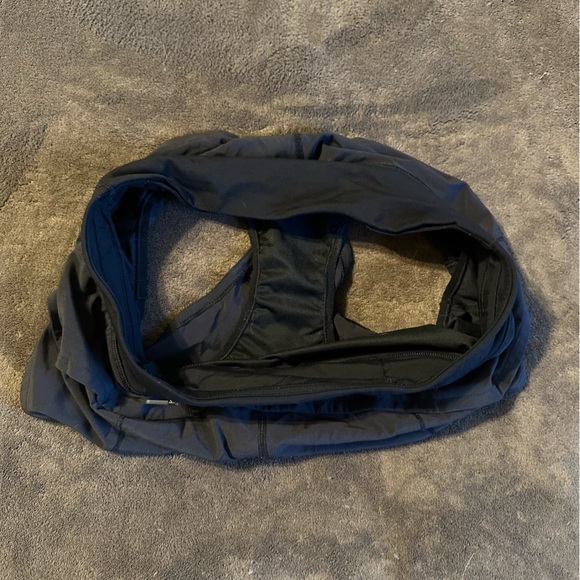 Lululemon speed up shorts 2.5” size 6 - Picture 4 of 4